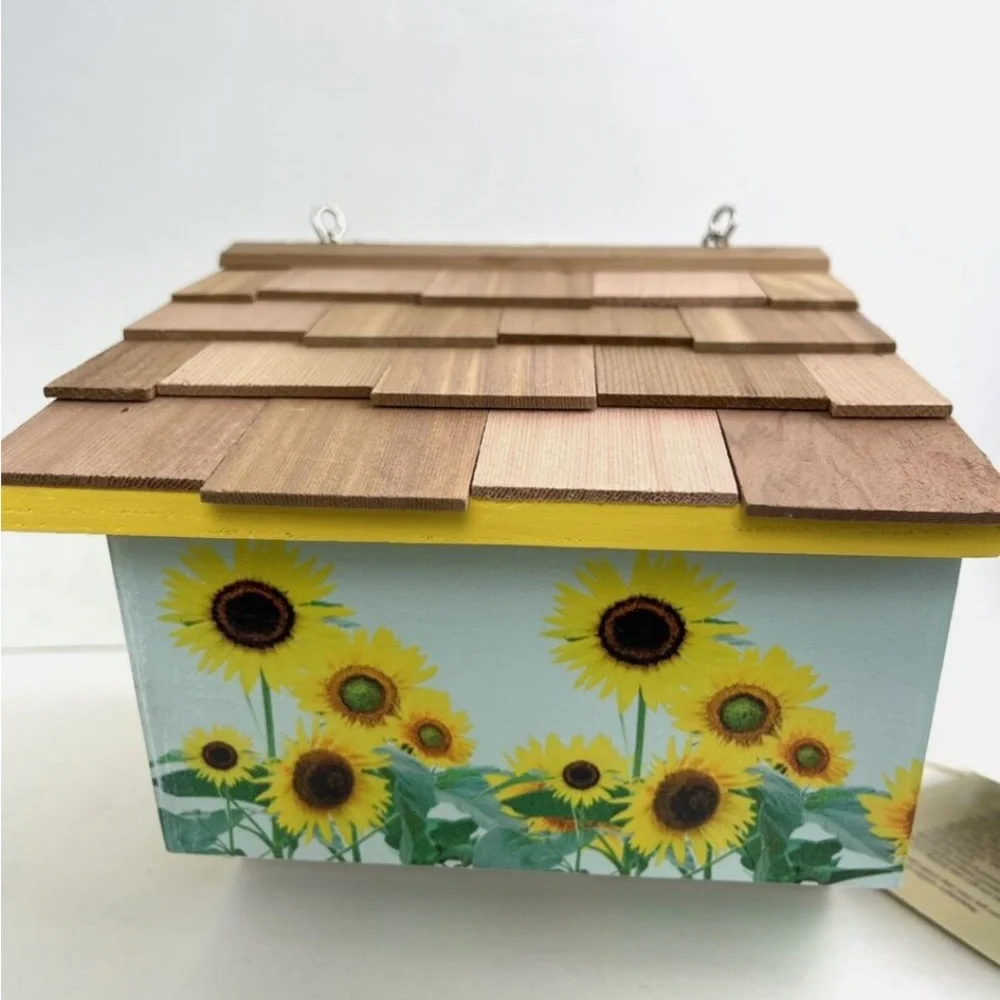 New outdoor wren hanging birdhouse